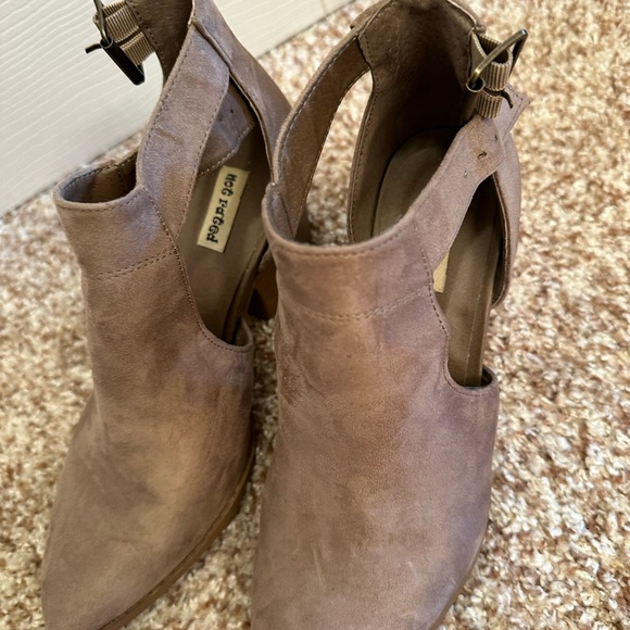 Beige women’s cut out shoes. Size 8.  The brand is Not Rated. - Picture 3 of 5